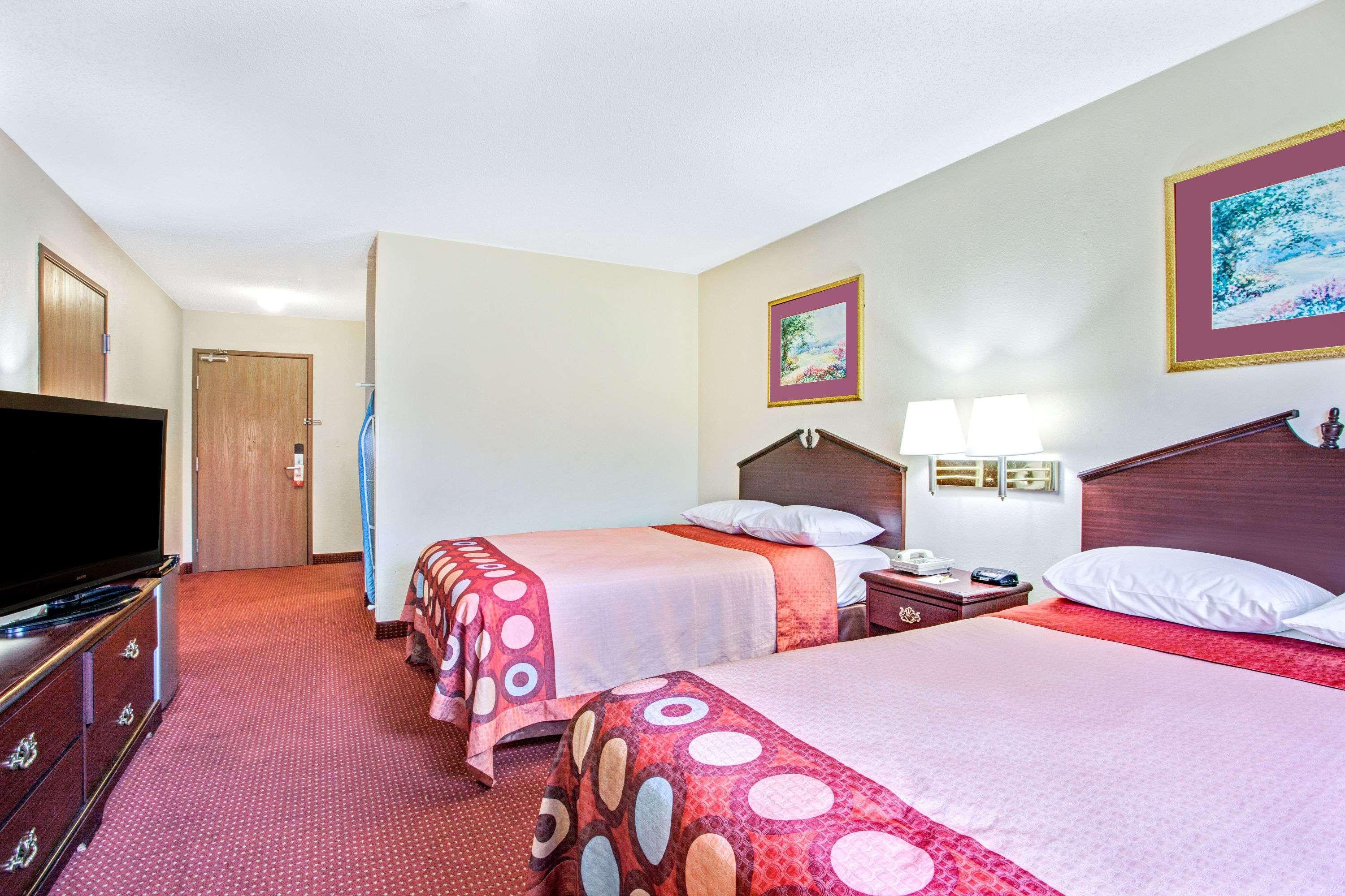 Super 8 By Wyndham Clinton Hotel Ngoại thất bức ảnh