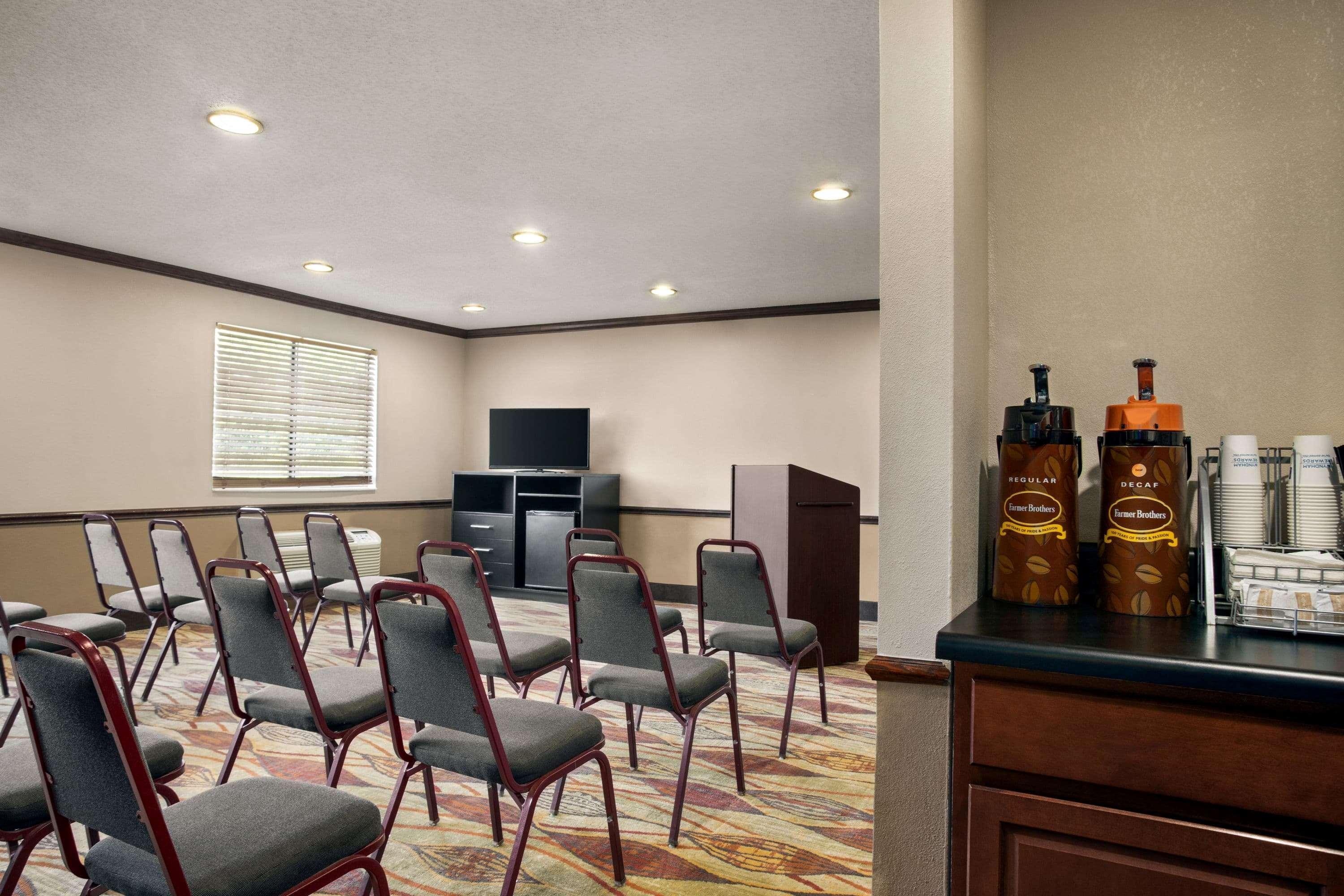 Super 8 By Wyndham Clinton Hotel Ngoại thất bức ảnh