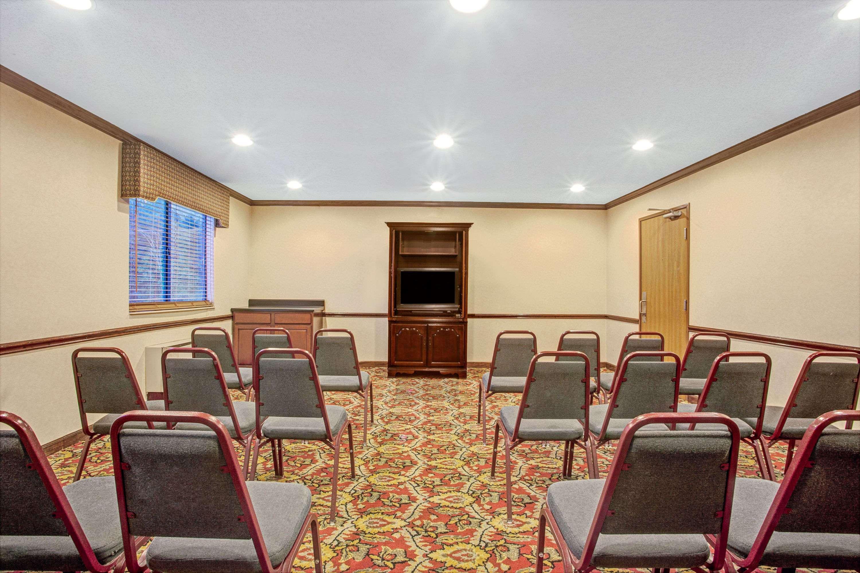 Super 8 By Wyndham Clinton Hotel Ngoại thất bức ảnh