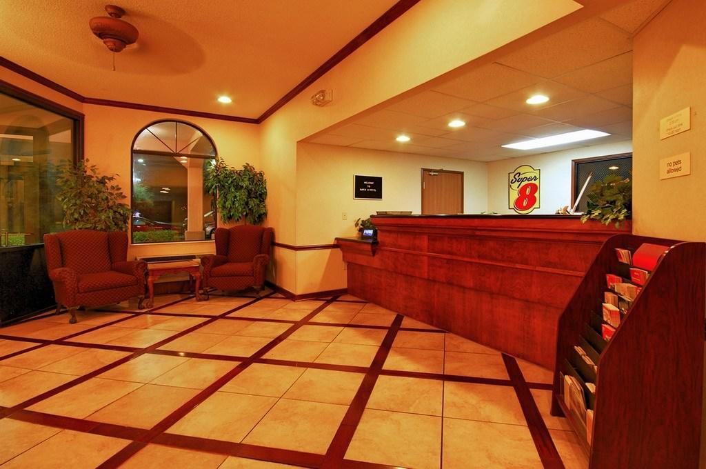 Super 8 By Wyndham Clinton Hotel Ngoại thất bức ảnh