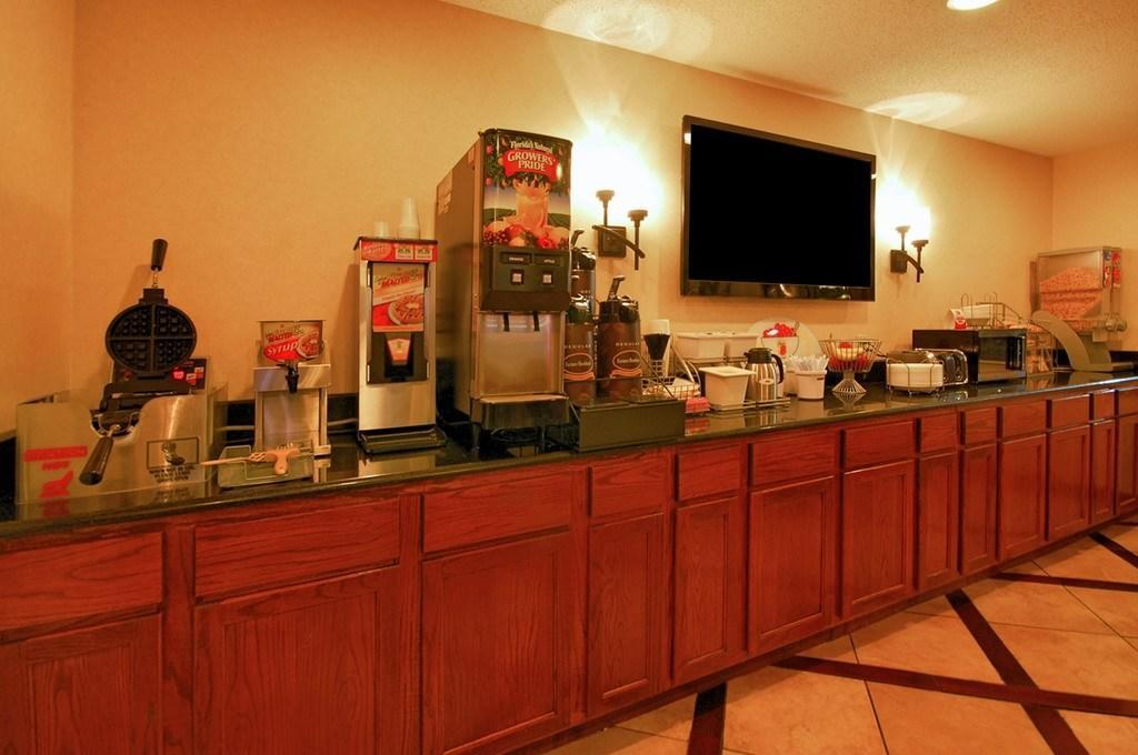 Super 8 By Wyndham Clinton Hotel Ngoại thất bức ảnh