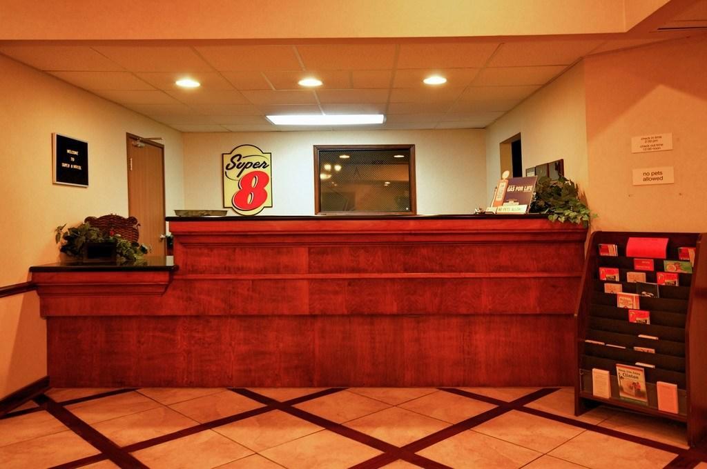 Super 8 By Wyndham Clinton Hotel Ngoại thất bức ảnh